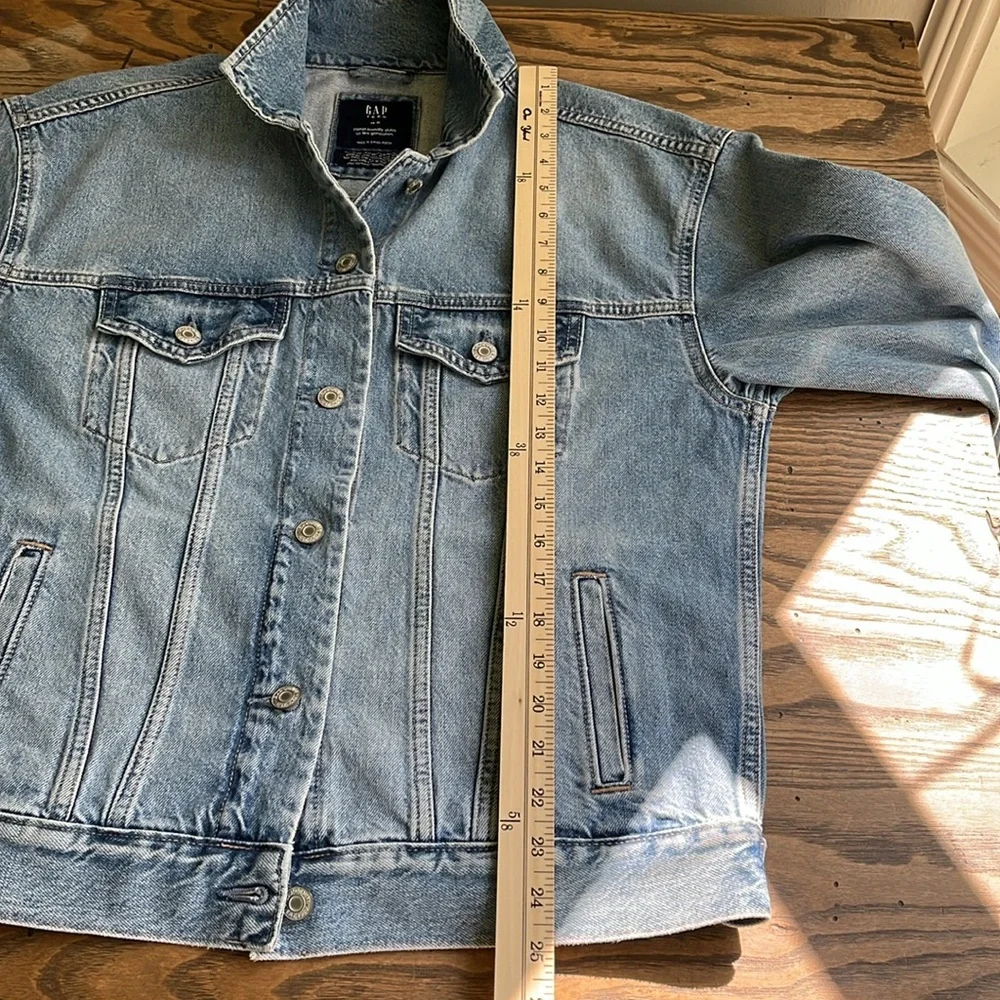 Like NEW! Gap teen oversized light wash  jean jacket size small (14-16 teen )